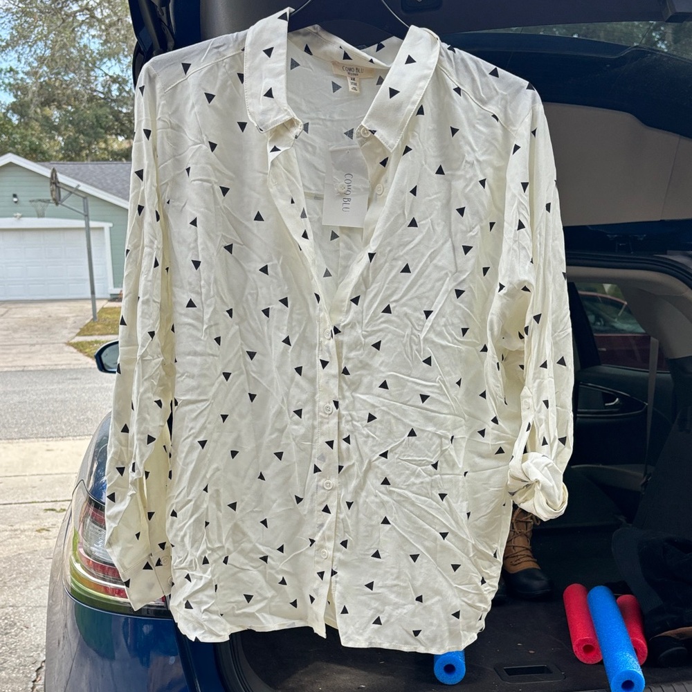 Como Blu Chic White Blouse with Black Triangle Pattern